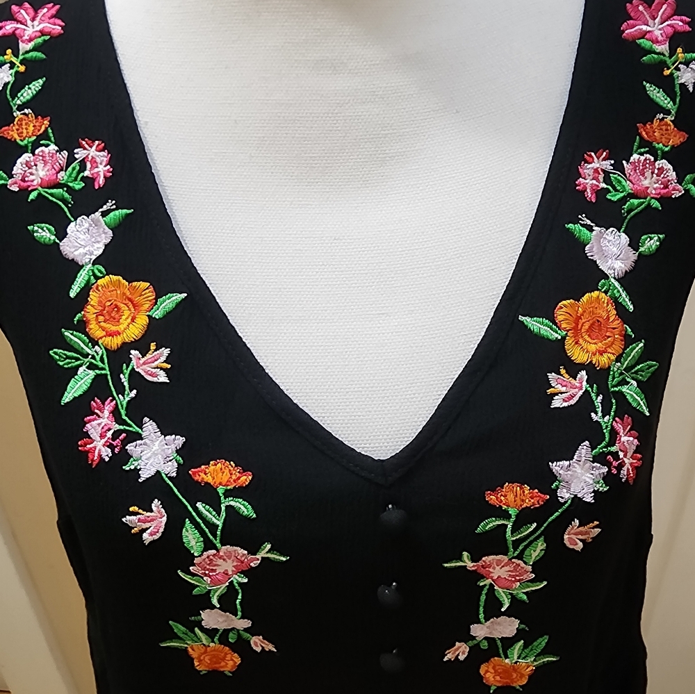 SHEIN Women's Floral Embroidery Ruffle Hem Tank Top NWOT - Picture 6 of 12
